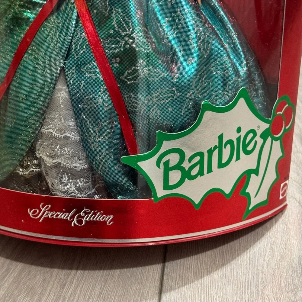 1995 Happy Holidays Barbie Special Edition Emerald Green Gown – Box Wear